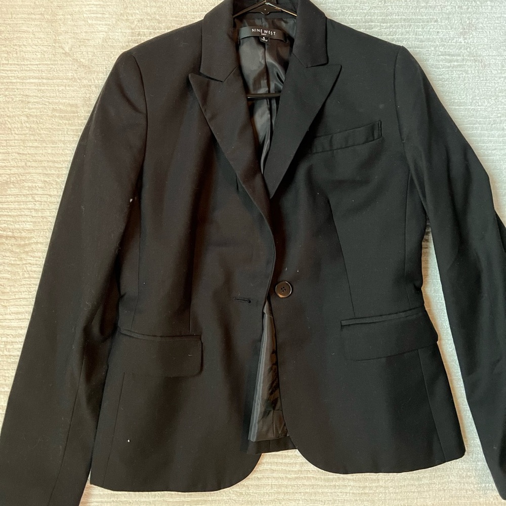 Nine West black blazer with one button